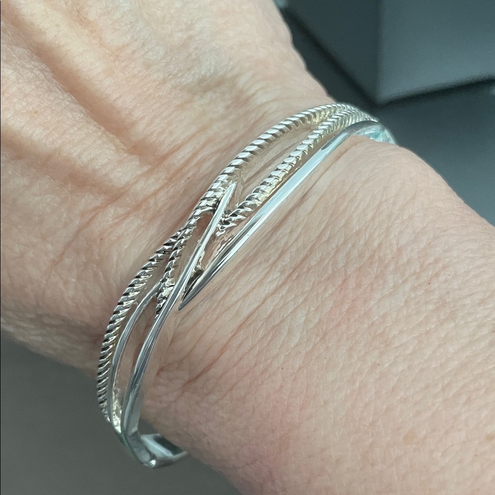 ✨🎉🎉Stunning Silver Bangle Bracelet✨NWT
